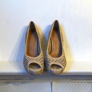 APT.9 Nude Peeptoe Pumps